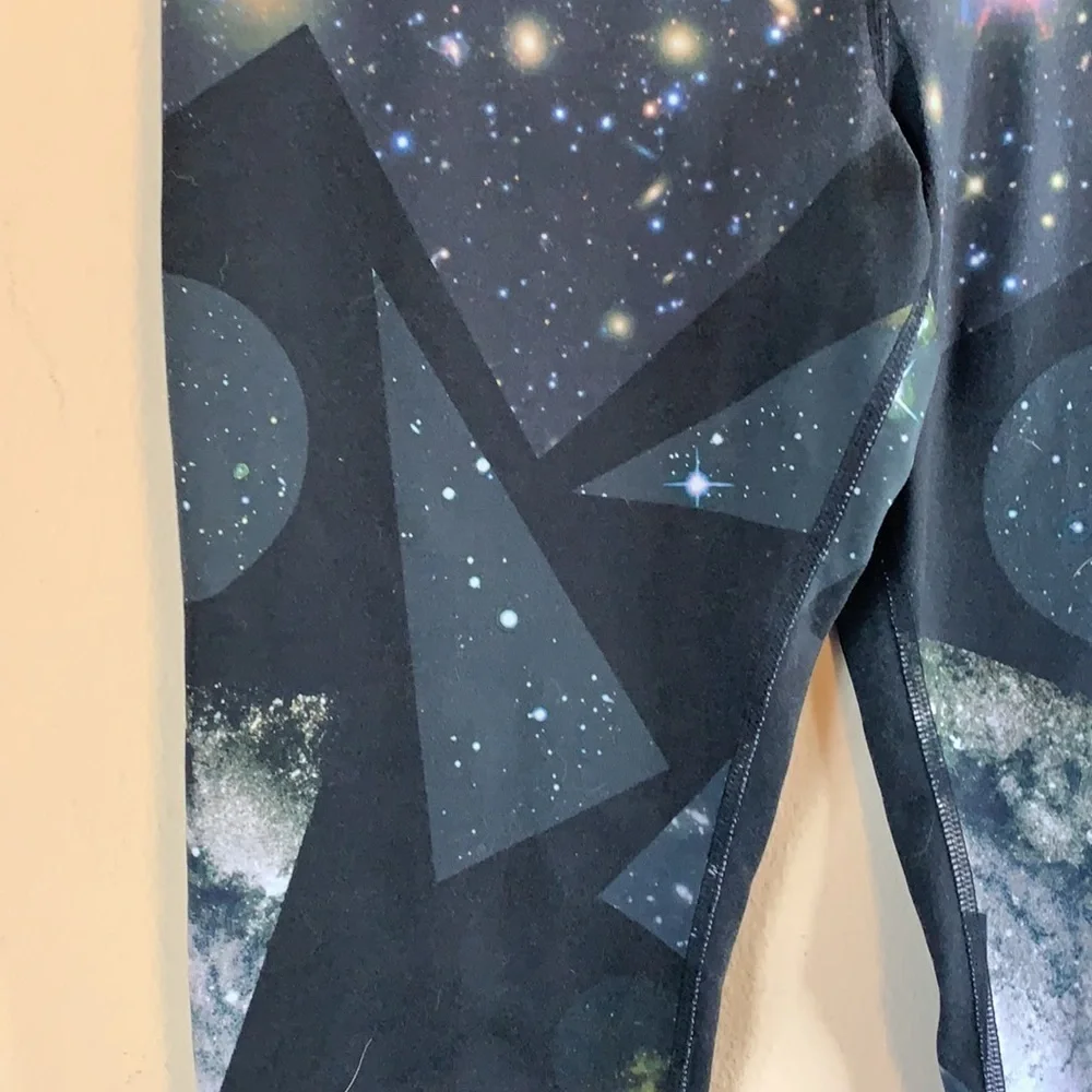 ALO Yoga Celestial Galaxy Star Novelty Print High Waist Cropped Leggings Medium - Picture 6 of 10